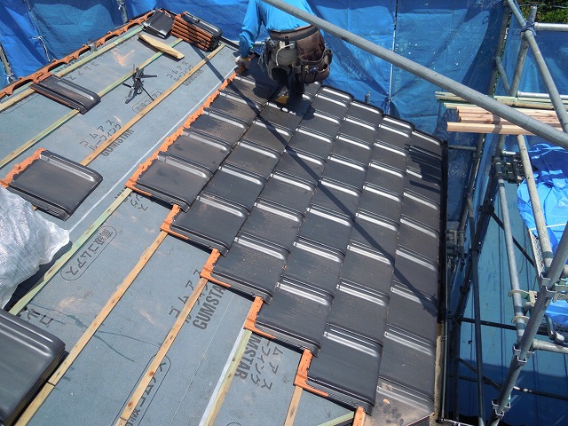 瓦を下から貼っていく